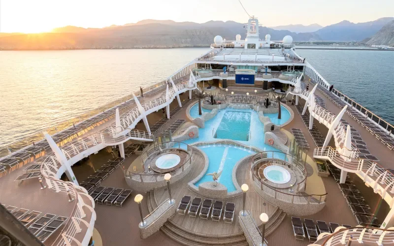 Бассейны и джакузи на открытой палубе Лайнера MSC Splendida