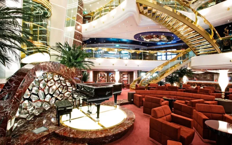 Центральный холл с лестницами Swarovski Лайнера MSC Splendida