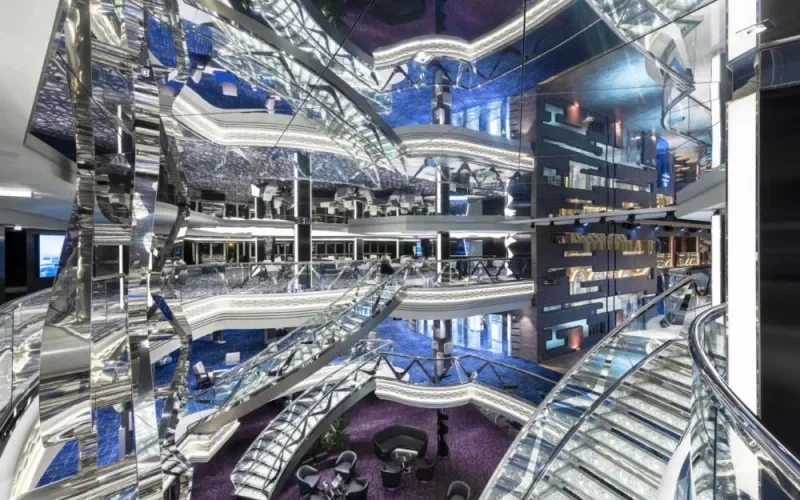 Центральный холл с лестницами Swarovski Лайнера MSC Virtuosa