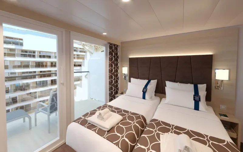 Двухместная каюта с балконом с видом на променад Лайнера MSC World Europa