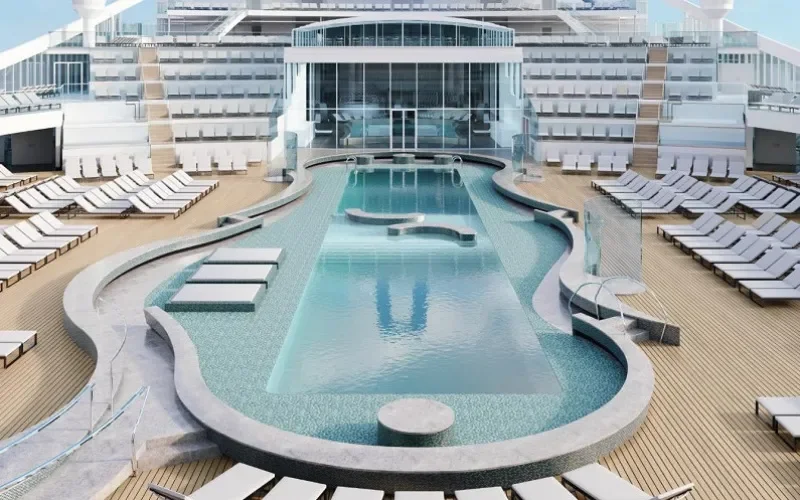 Открытый бассейн на солнечной палубе Лайнера MSC World Europa