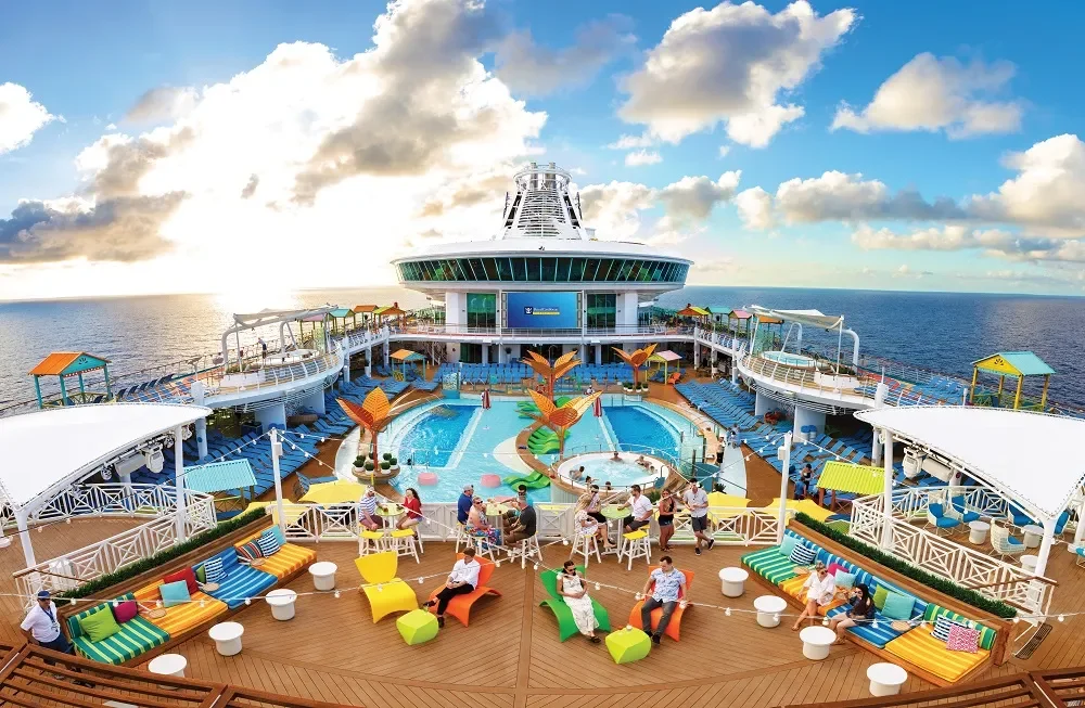 Открытый бассейн Теплохода Navigator of the Seas (Русскоязычные круизы)