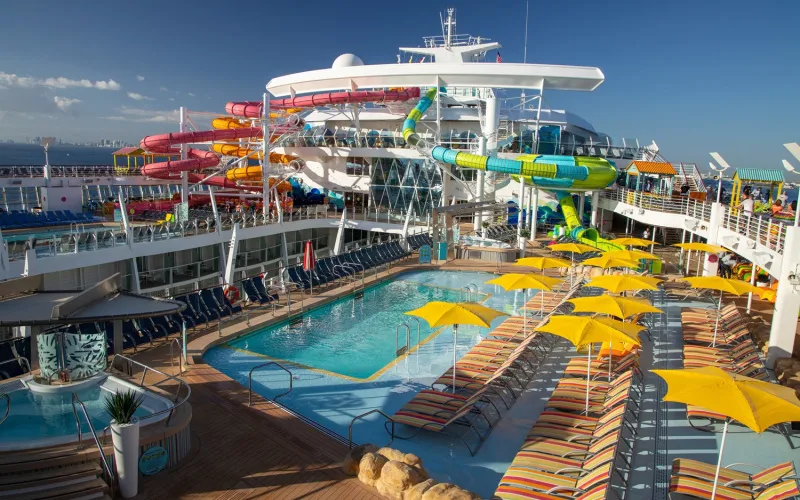 Палуба с бассейнами  Лайнера Oasis of the Seas