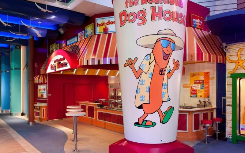 Кафе Boardwalk Dog House Лайнера Oasis of the Seas