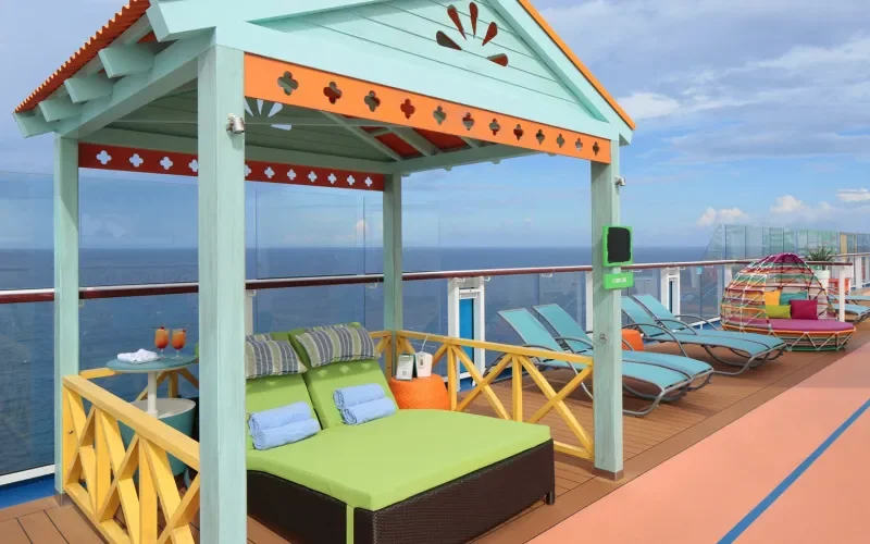 Зона для отдыха на открытой палубе  Лайнера Odyssey of the Seas