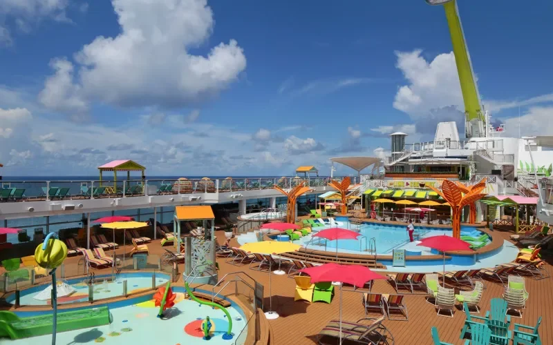 Палуба с бассейнами Лайнера Odyssey of the Seas
