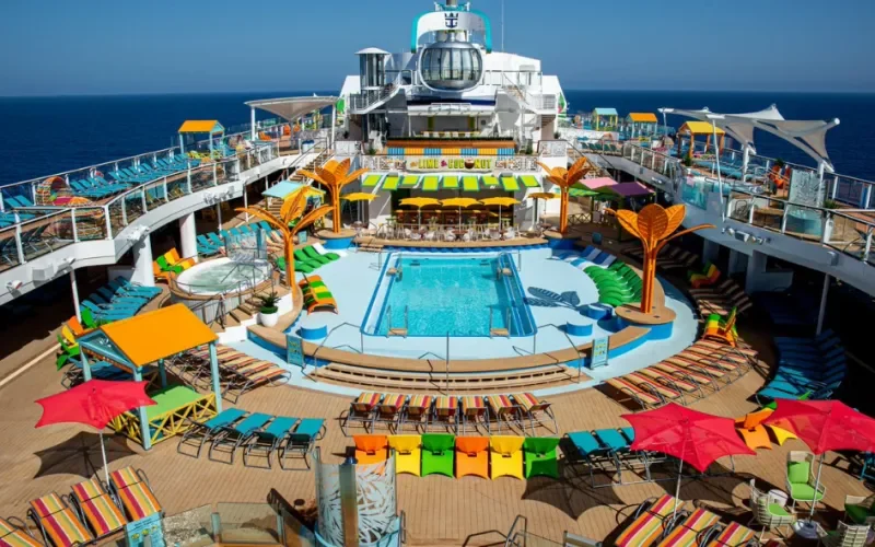Открытый бассейн Лайнера Odyssey of the Seas