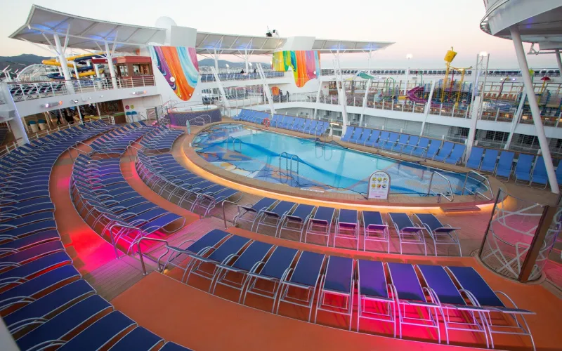 Палуба с бассейном Лайнера Symphony of the Seas