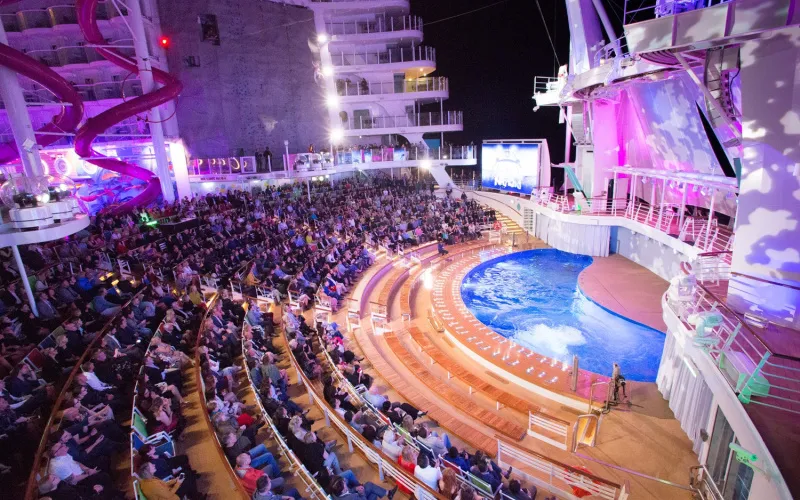 Вечернее шоу AquaNation Лайнера Symphony of the Seas