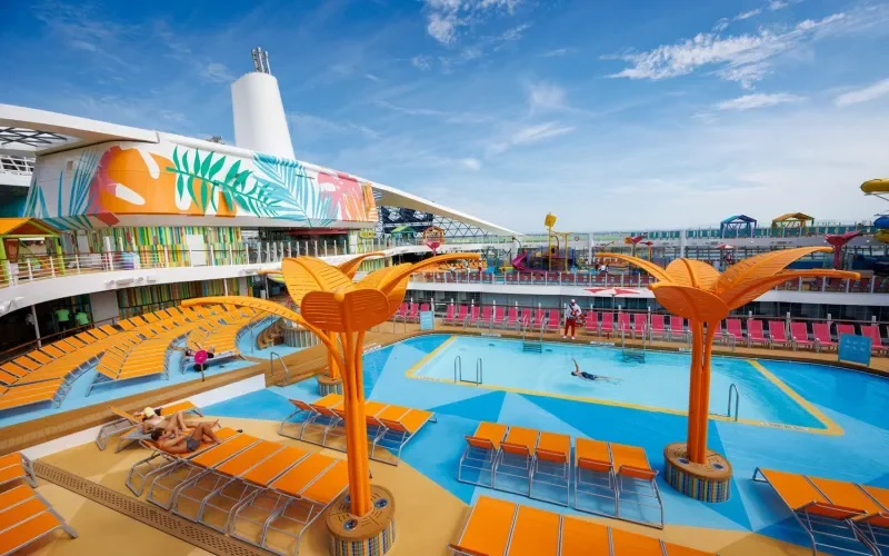 Открытый бассейн Лайнера Utopia Of The Seas