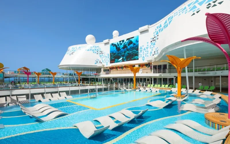 Открытый бассейн Лайнера Utopia Of The Seas