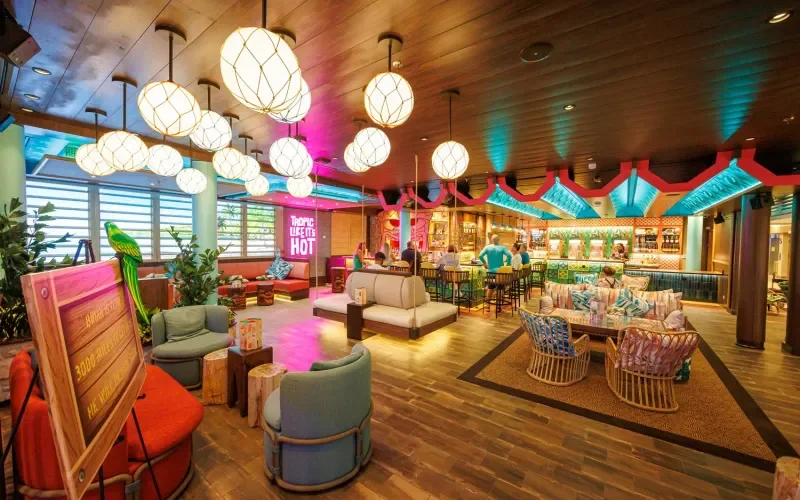 Бар Tiki Лайнера Utopia Of The Seas